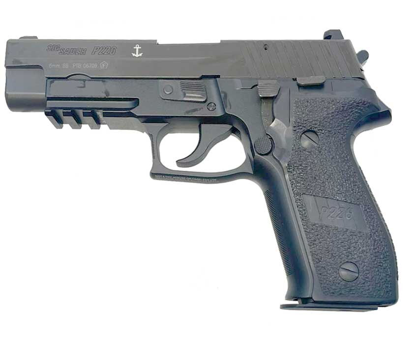 Pistola a Gas Caricata Con Cartucce Stese Su Un Pavimento Di Legno Immagine  Stock - Immagine di militare, oggetto: 249806215